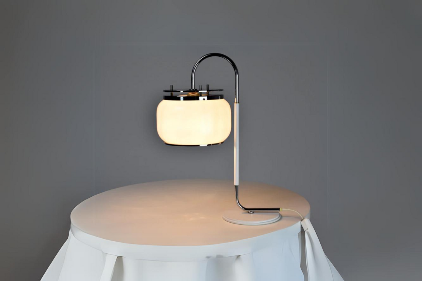 Lampe de table italienne en acier inoxydable des années 1970