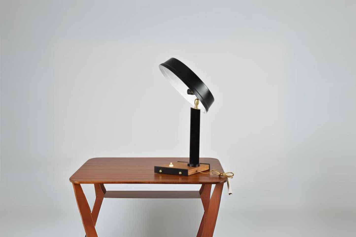 Lampe de table italienne en métal attribuée à Oscar Torlasco, années 1950