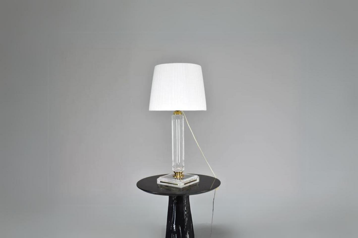 Lampe de table en plexiglas française des années 1970