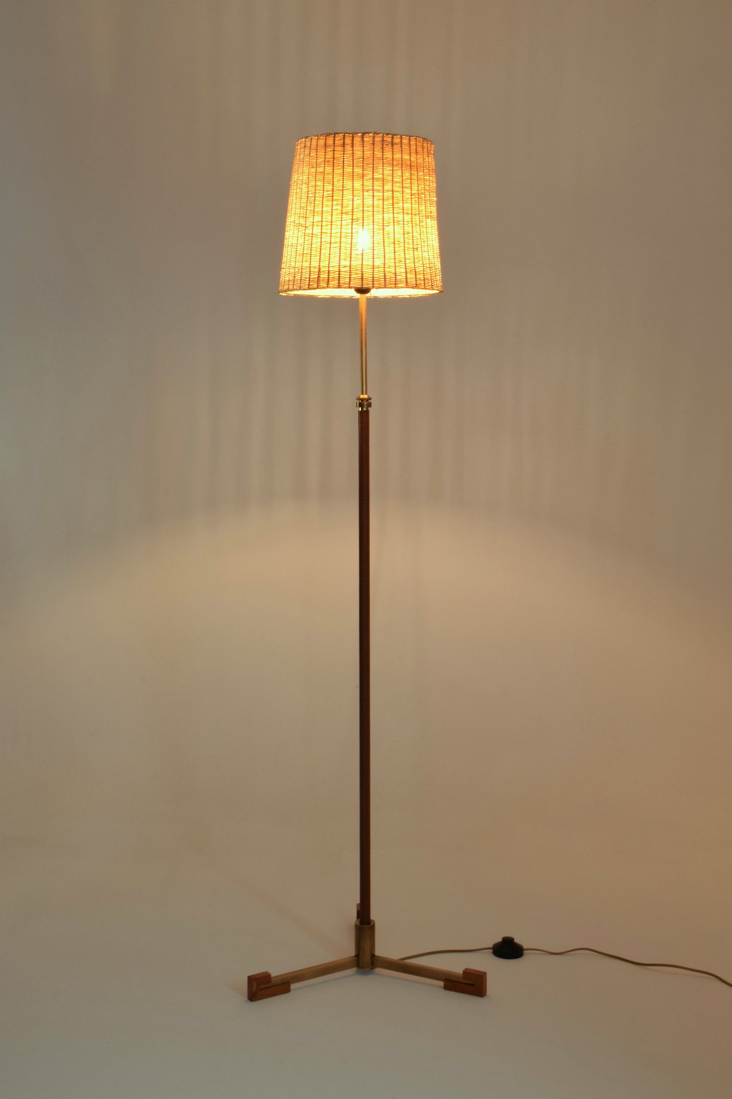 Lampadaire contemporain réglable en cuir, laiton et osier, Ancora-T