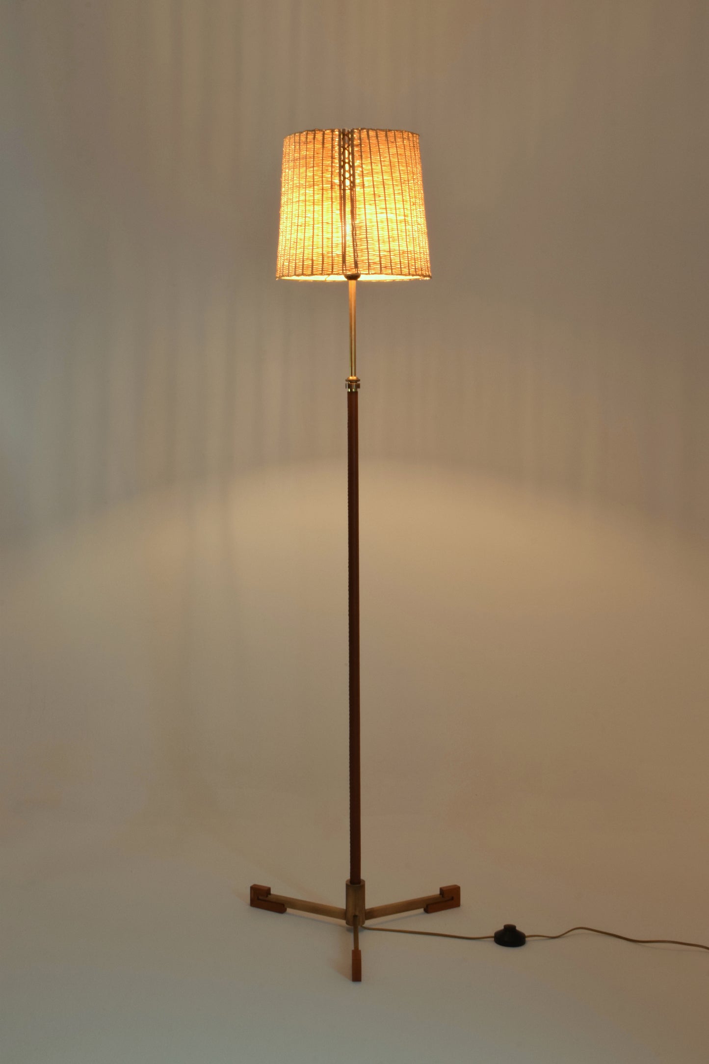 Lampadaire contemporain réglable en cuir, laiton et osier, Ancora-T