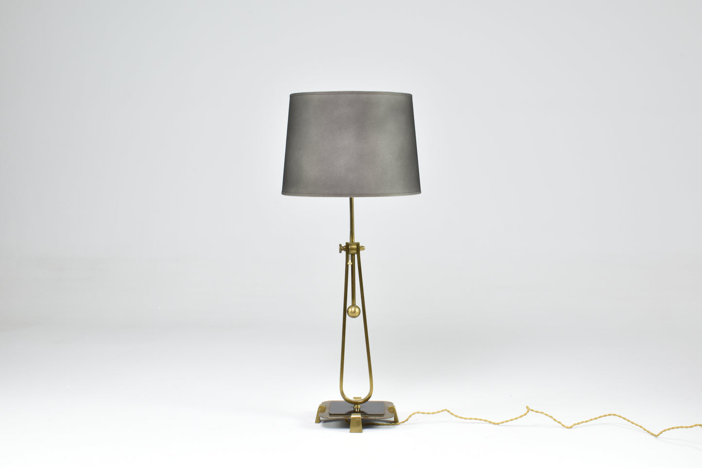 Lampe de table en laiton et métal, années 1950