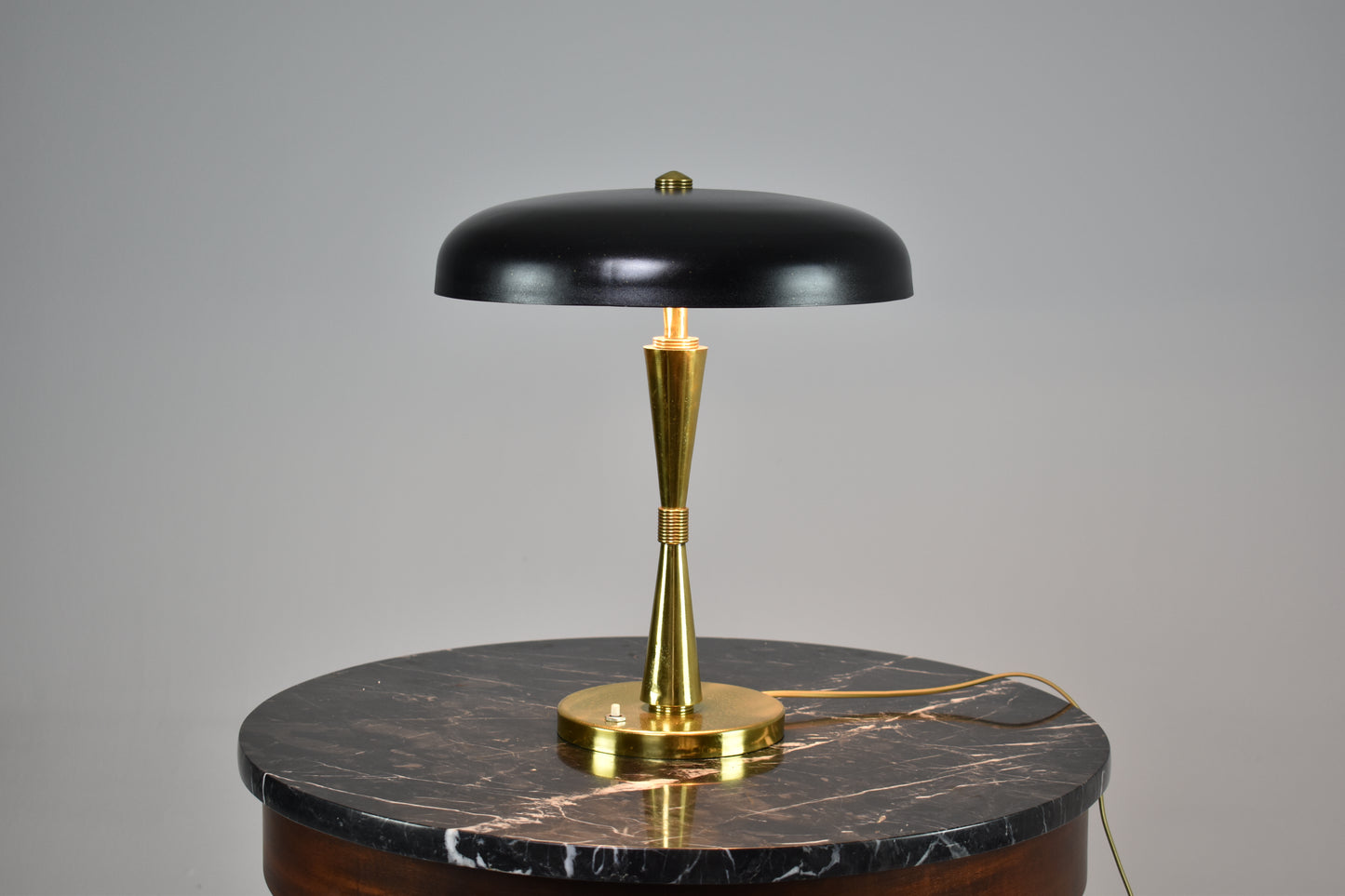 Lampe de table italienne en métal des années 1950