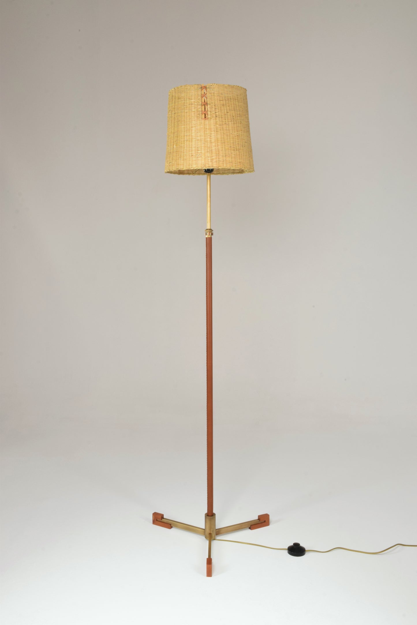 Lampadaire contemporain réglable en cuir, laiton et osier, Ancora-T