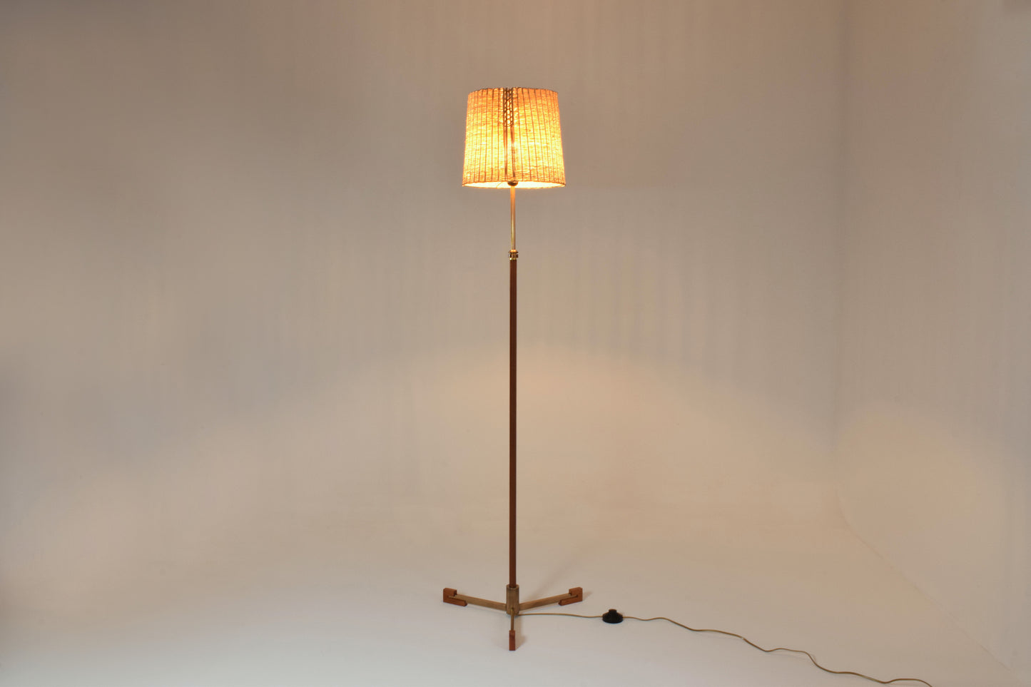 Lampadaire contemporain réglable en cuir, laiton et osier, Ancora-T