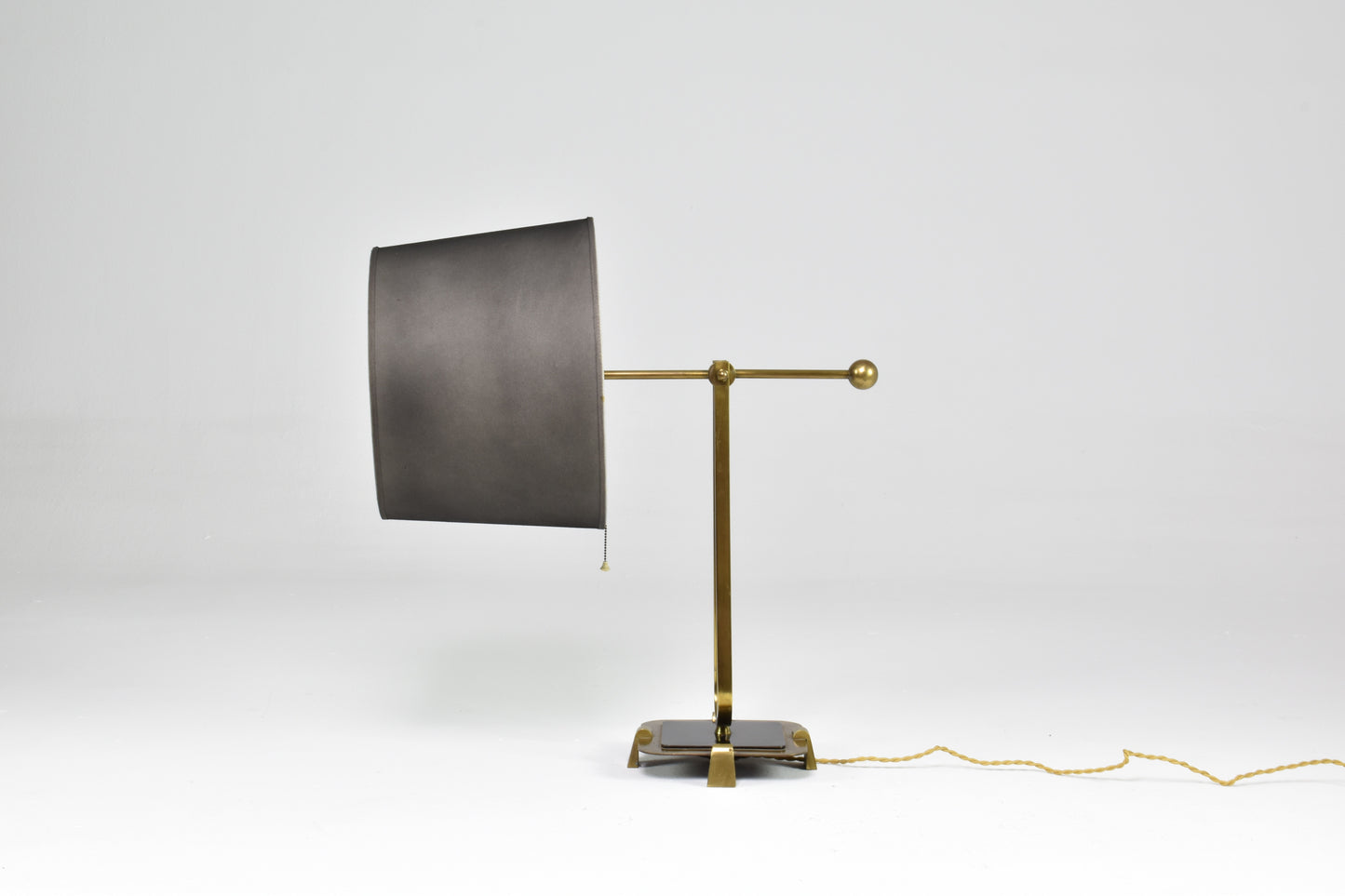 Lampe de table en laiton et métal, années 1950