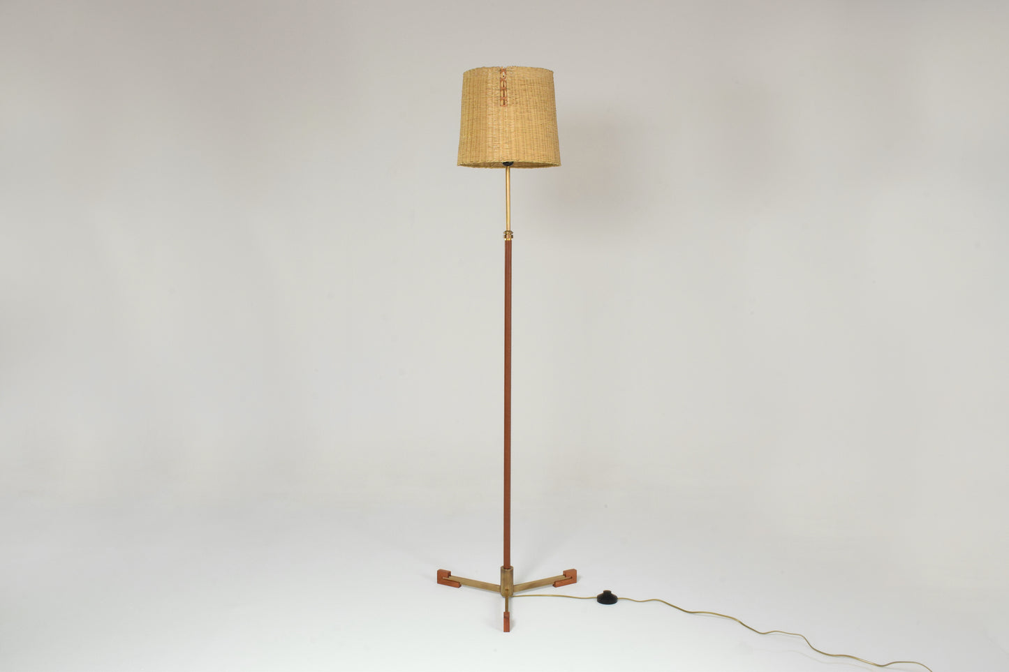 Lampadaire contemporain réglable en cuir, laiton et osier, Ancora-T