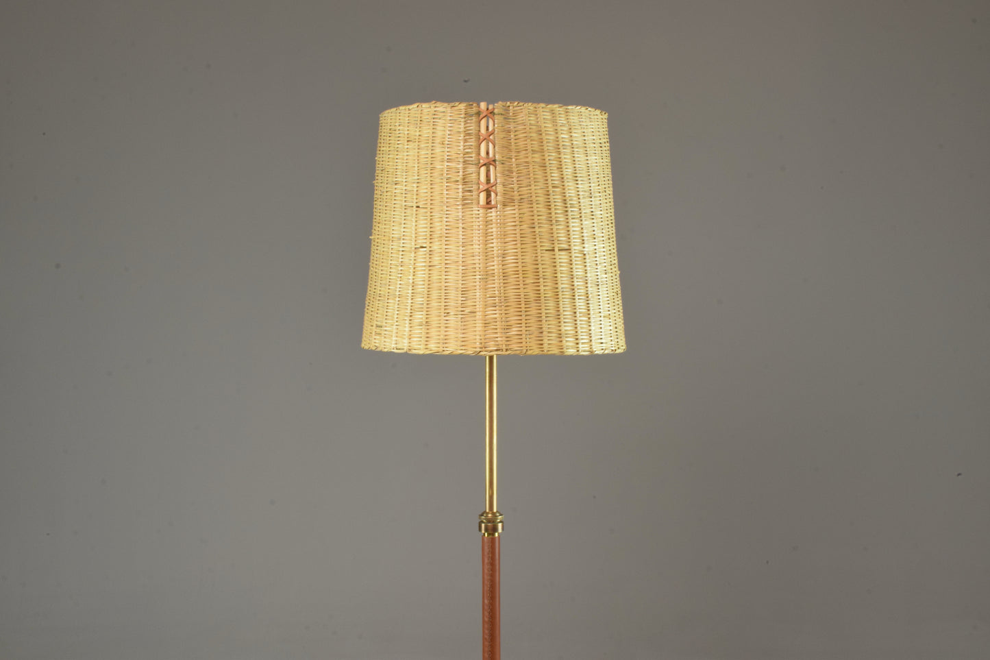 Lampadaire contemporain réglable en cuir, laiton et osier, Ancora-T