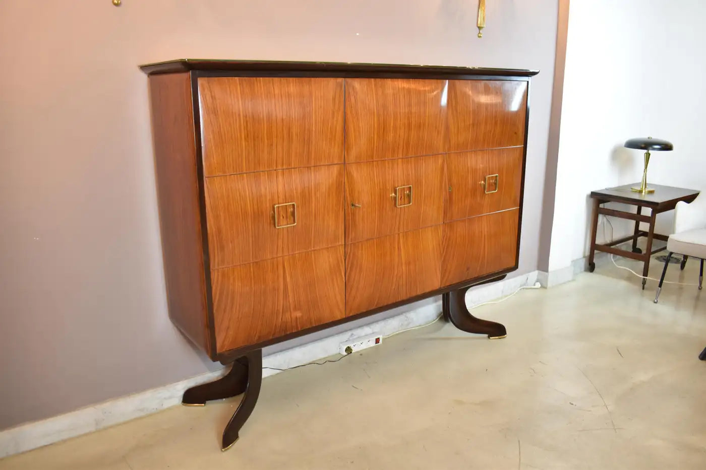 Italian Mid-Century Bar Cabinet in Walnut and Brass, Attributed to Paolo Buffa