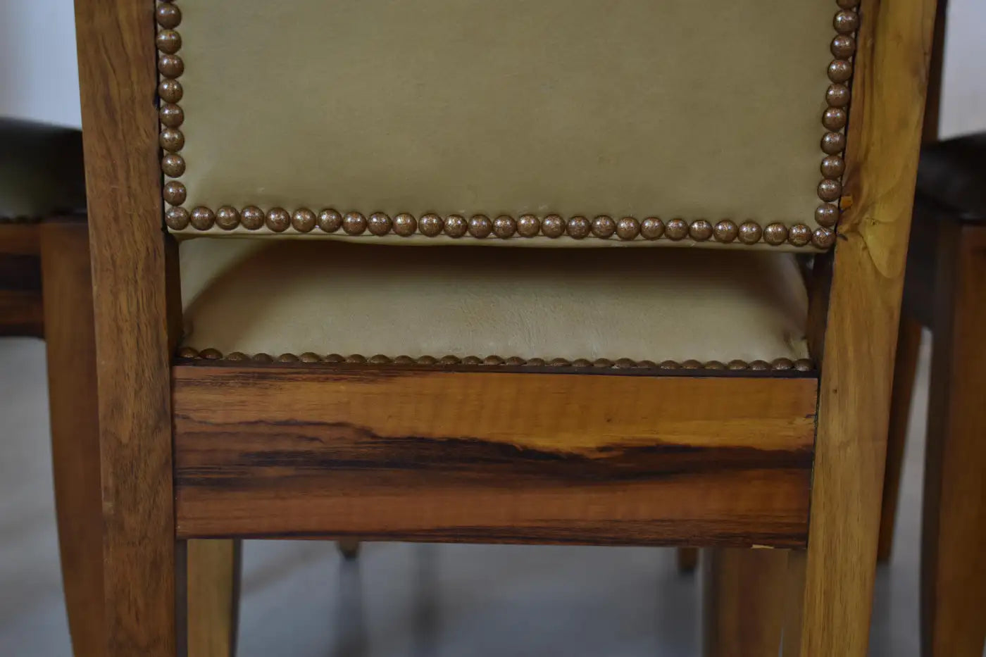 Lot de 8 chaises de salle à manger en noyer et cuir par André Sornay, France années 1930