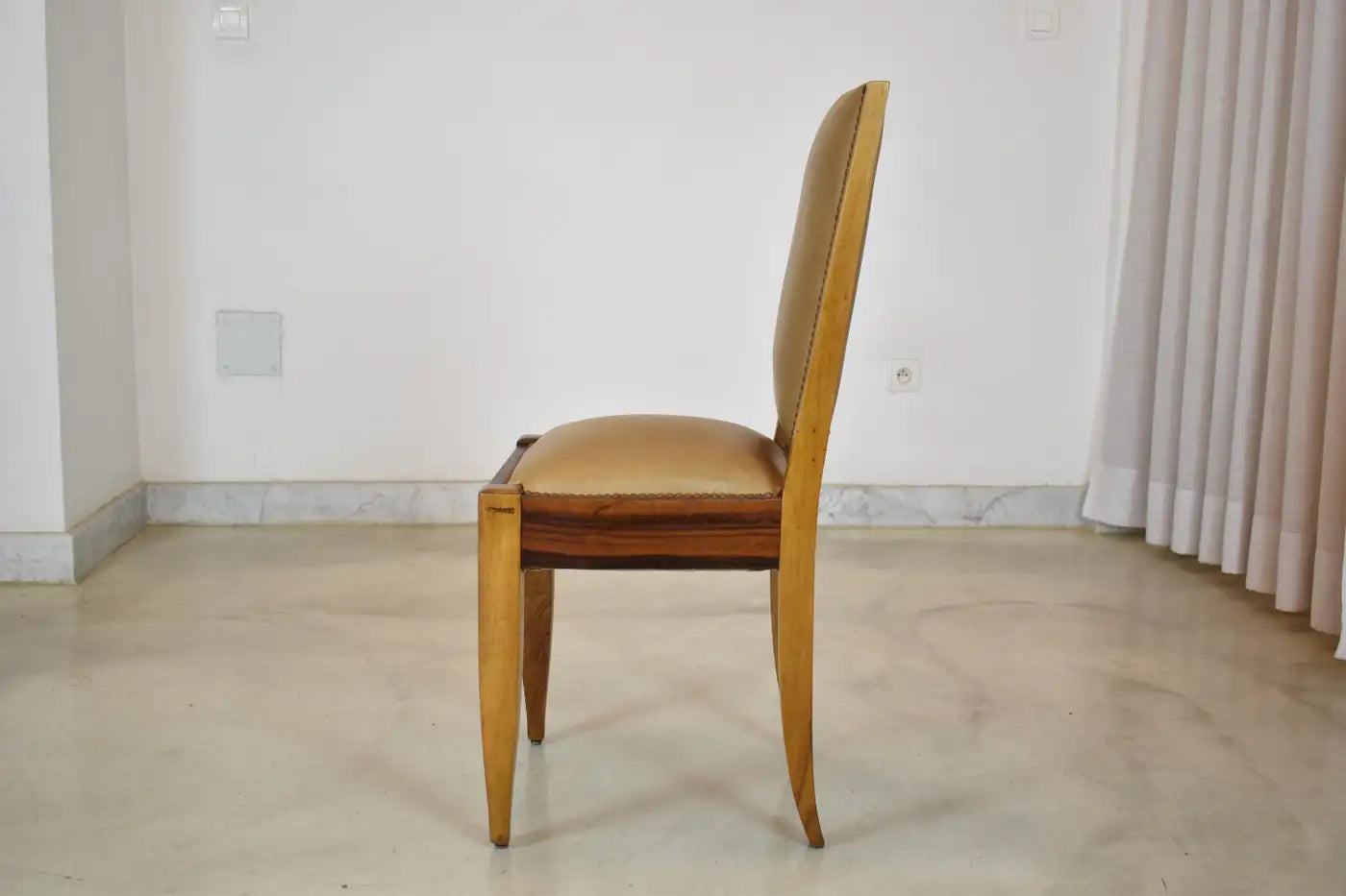 Lot de 8 chaises de salle à manger en noyer et cuir par André Sornay, France années 1930