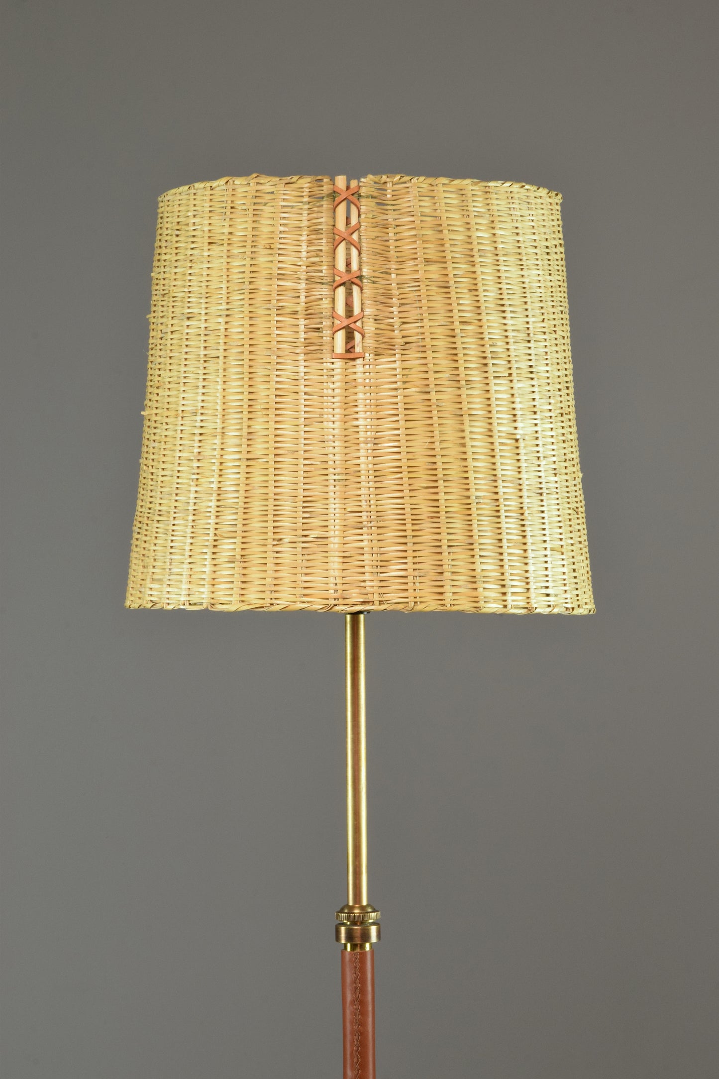 Lampadaire contemporain réglable en cuir, laiton et osier, Ancora-T