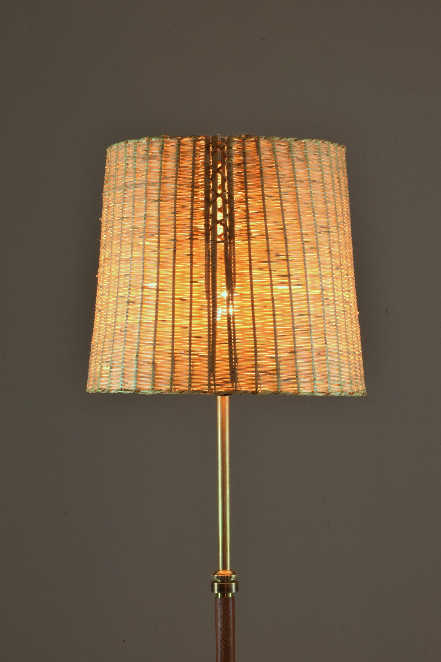 Lampadaire contemporain réglable en cuir, laiton et osier, Ancora-T