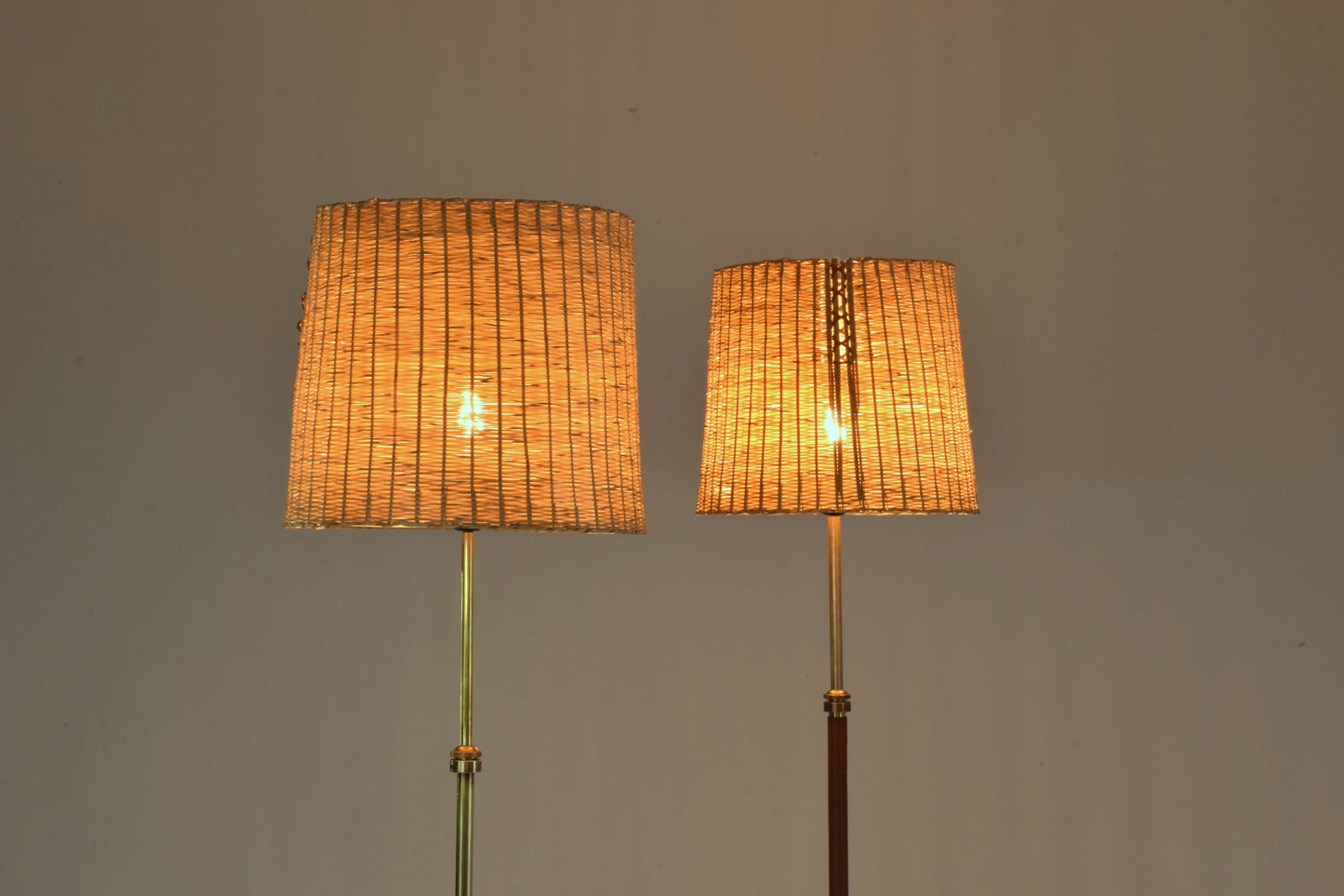 Lampadaire contemporain réglable en cuir, laiton et osier, Ancora-T