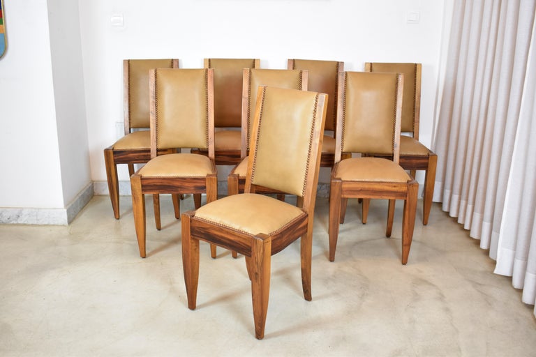 Lot de 8 chaises de salle à manger en noyer et cuir par André Sornay, France années 1930