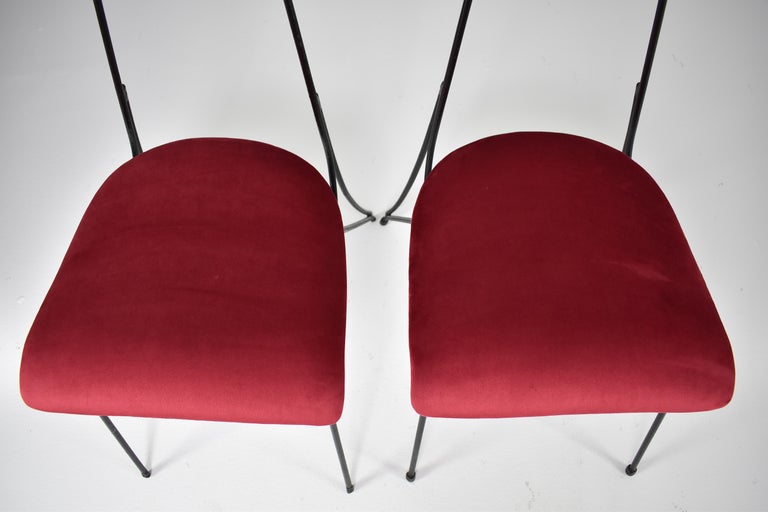 Paire de chaises en métal et velours du milieu du siècle français, années 1950