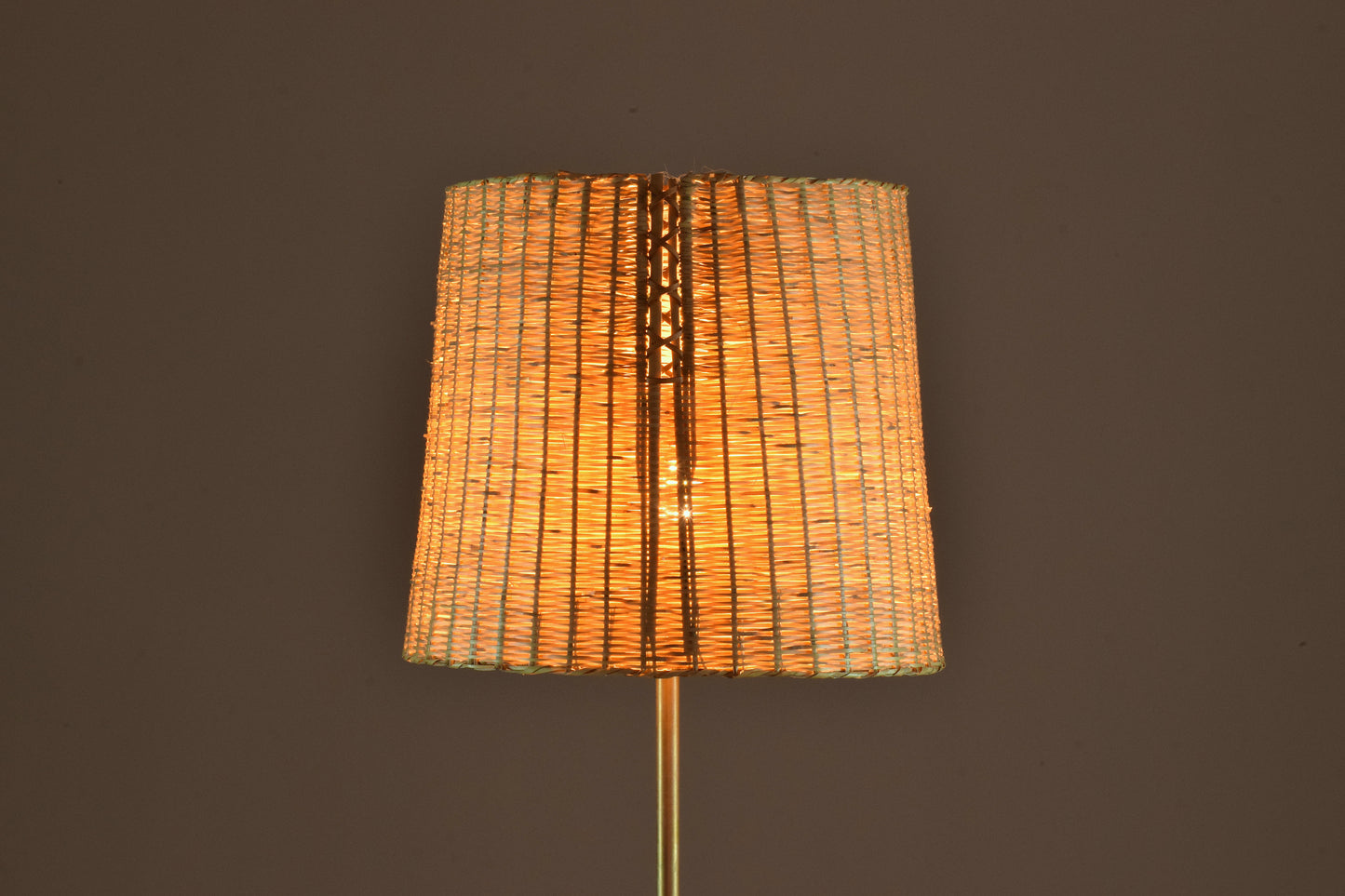 Lampadaire contemporain réglable en cuir, laiton et osier, Ancora-T