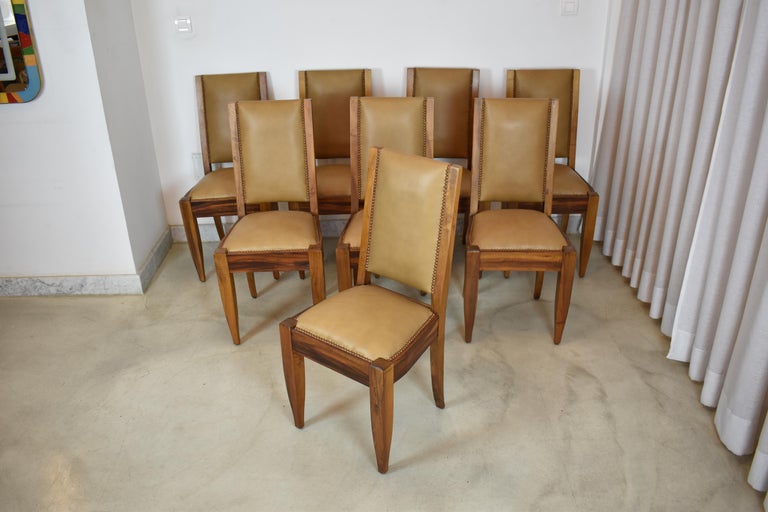 Lot de 8 chaises de salle à manger en noyer et cuir par André Sornay, France années 1930