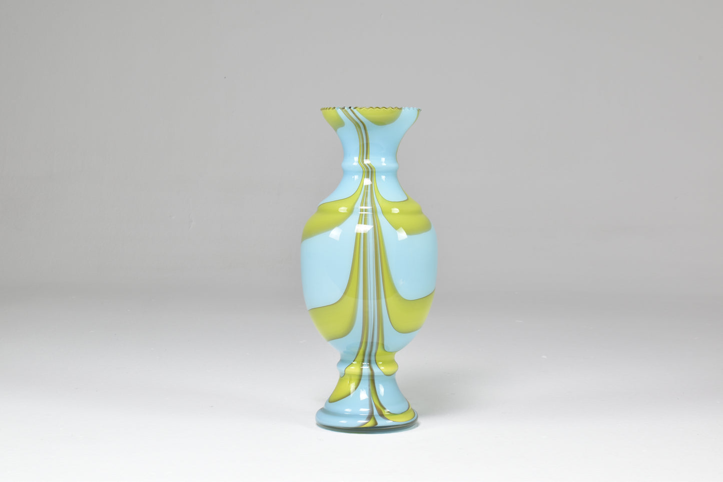 Vase en verre soufflé à la main italien des années 1960