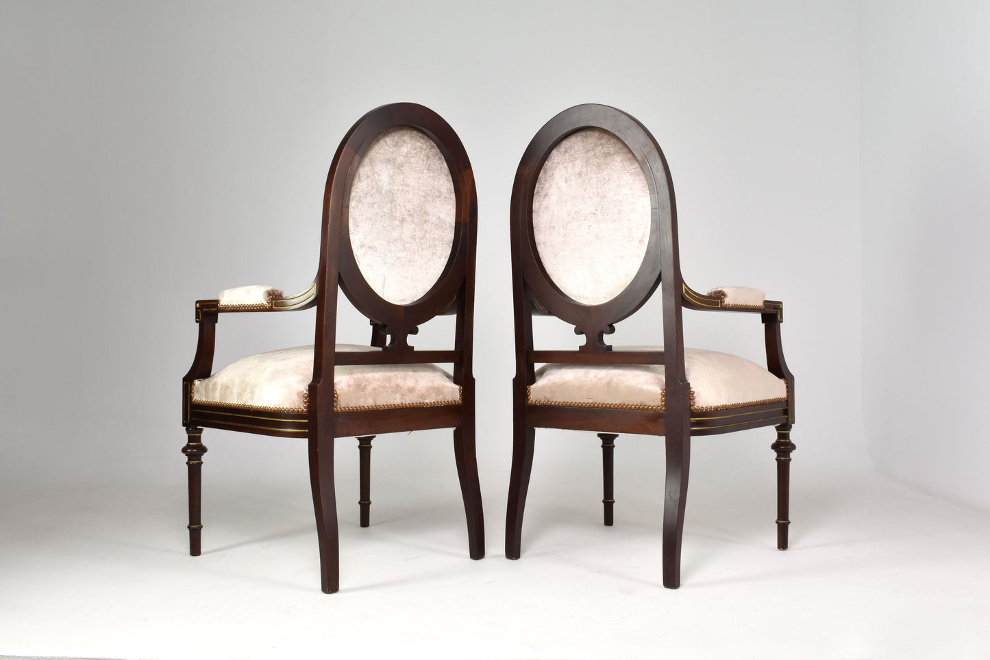 Paire de fauteuils Louis XVI français des années 1960