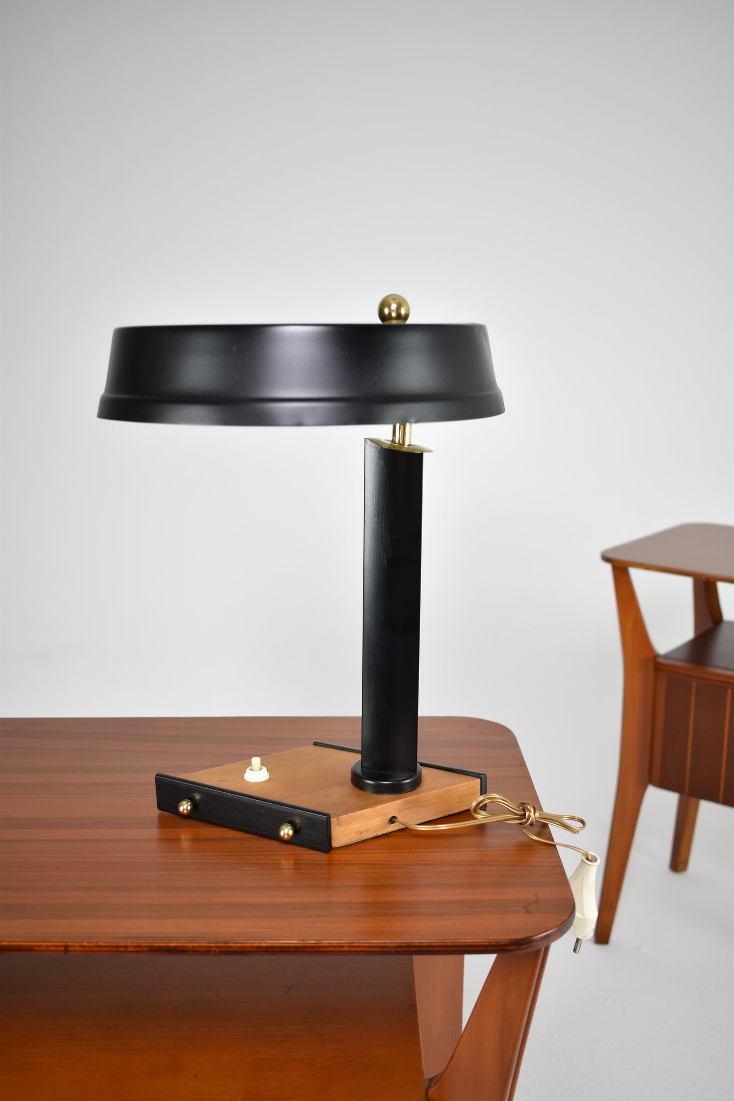 Lampe de table italienne en métal attribuée à Oscar Torlasco, années 1950