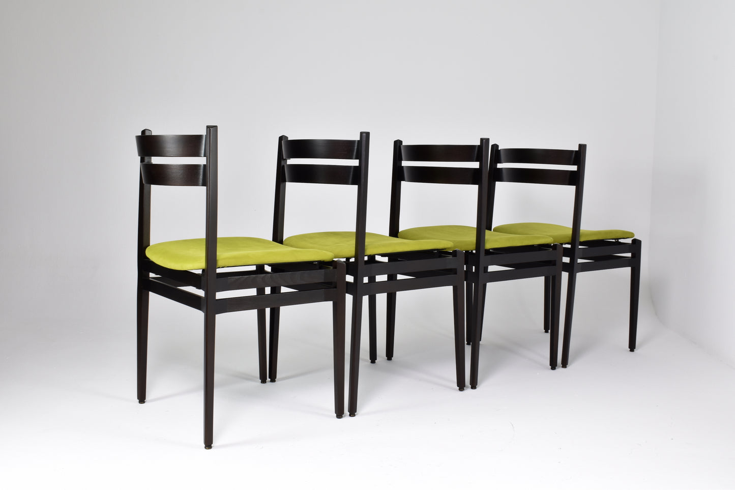 Lot de 8 chaises de salle à manger italiennes 107 des années 1960 par Gianfranco Frattini pour Cassina