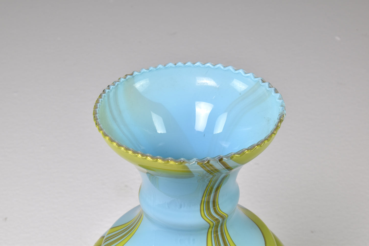 Vase en verre soufflé à la main italien des années 1960