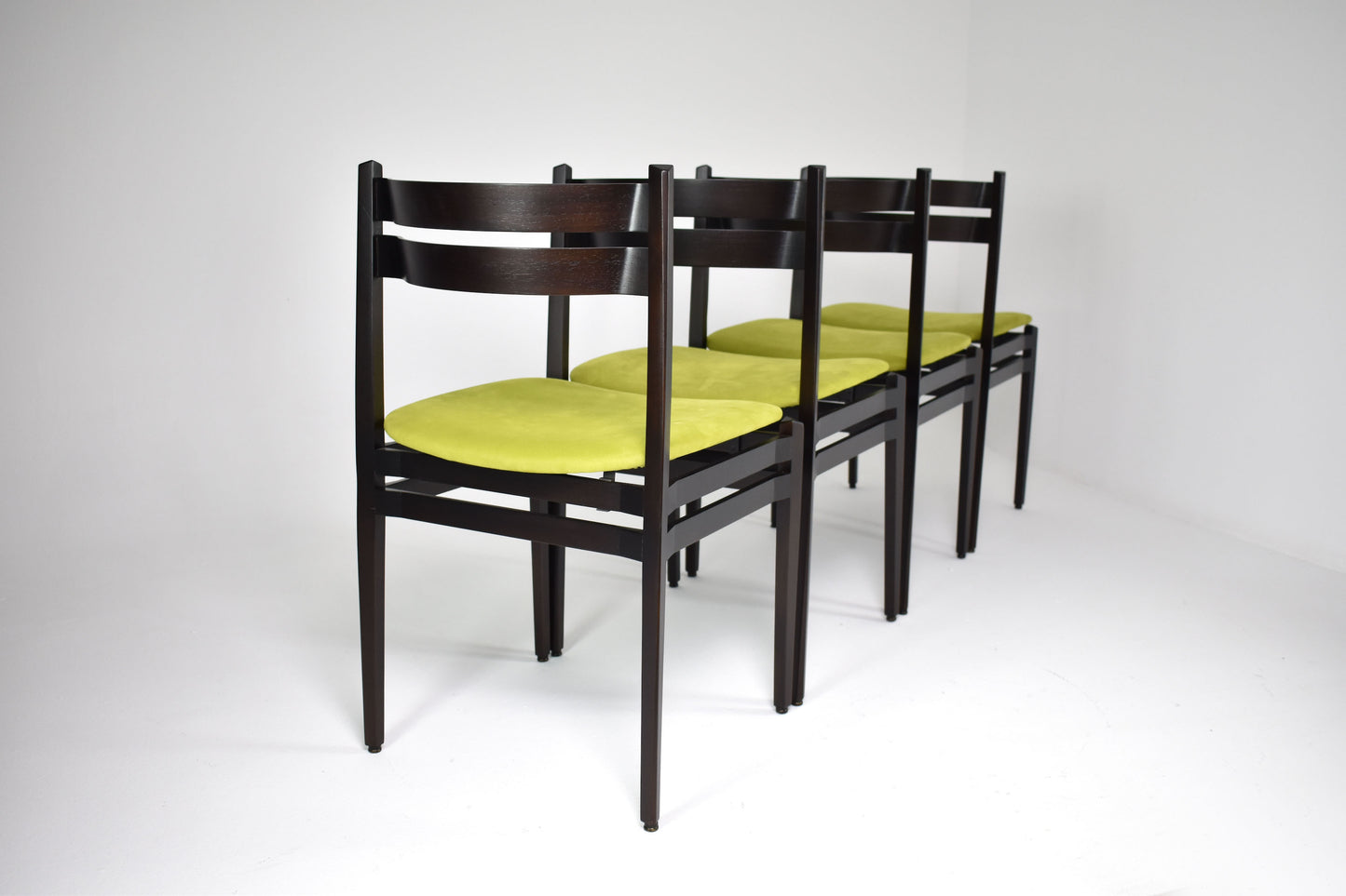 Lot de 8 chaises de salle à manger italiennes 107 des années 1960 par Gianfranco Frattini pour Cassina