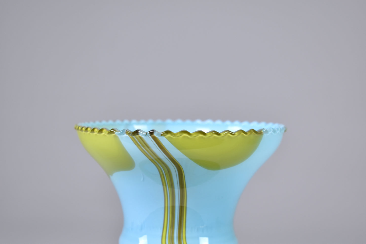 Vase en verre soufflé à la main italien des années 1960