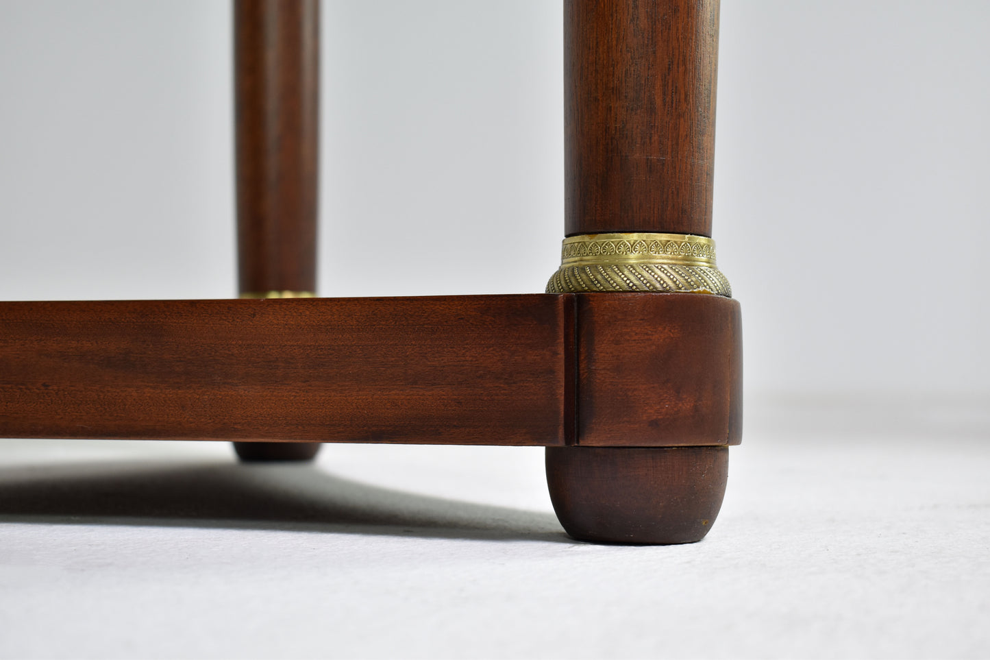 Table à piédestal en marbre antique français