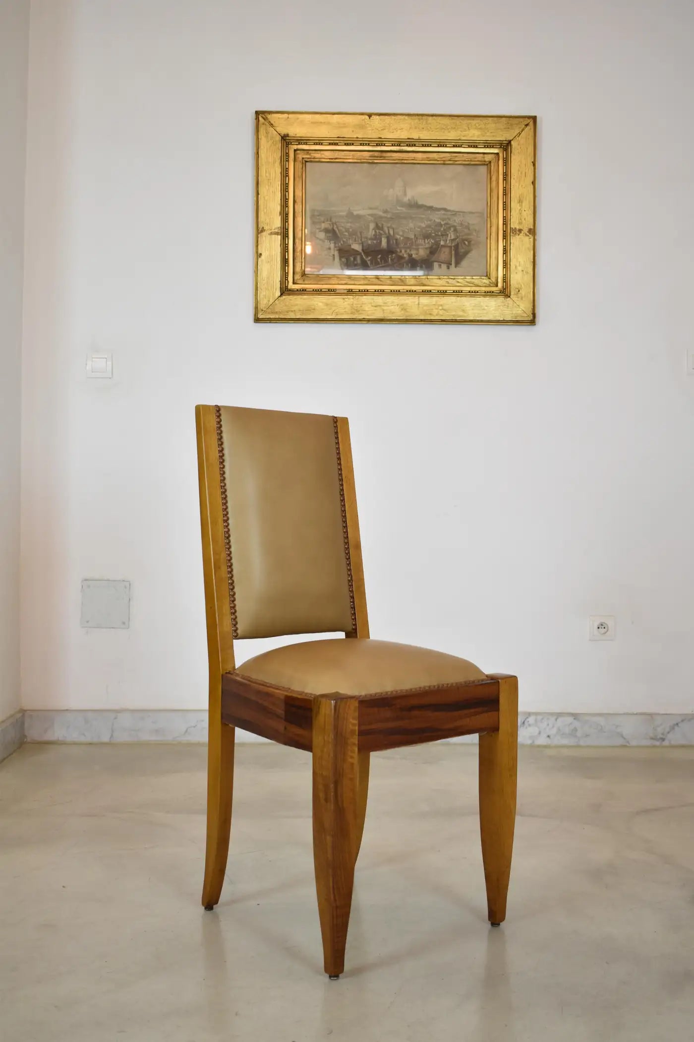 Lot de 8 chaises de salle à manger en noyer et cuir par André Sornay, France années 1930