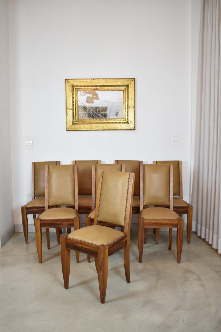 Lot de 8 chaises de salle à manger en noyer et cuir par André Sornay, France années 1930